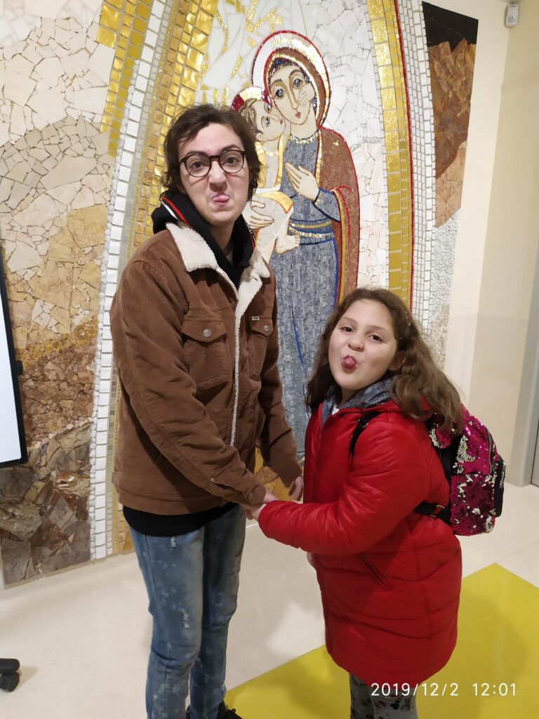 Eugenio e Francesca al mosaico del Gemelli