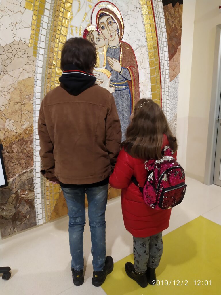 Eugenio e Francesca avanti al mosaico della Madonna al Gemelli