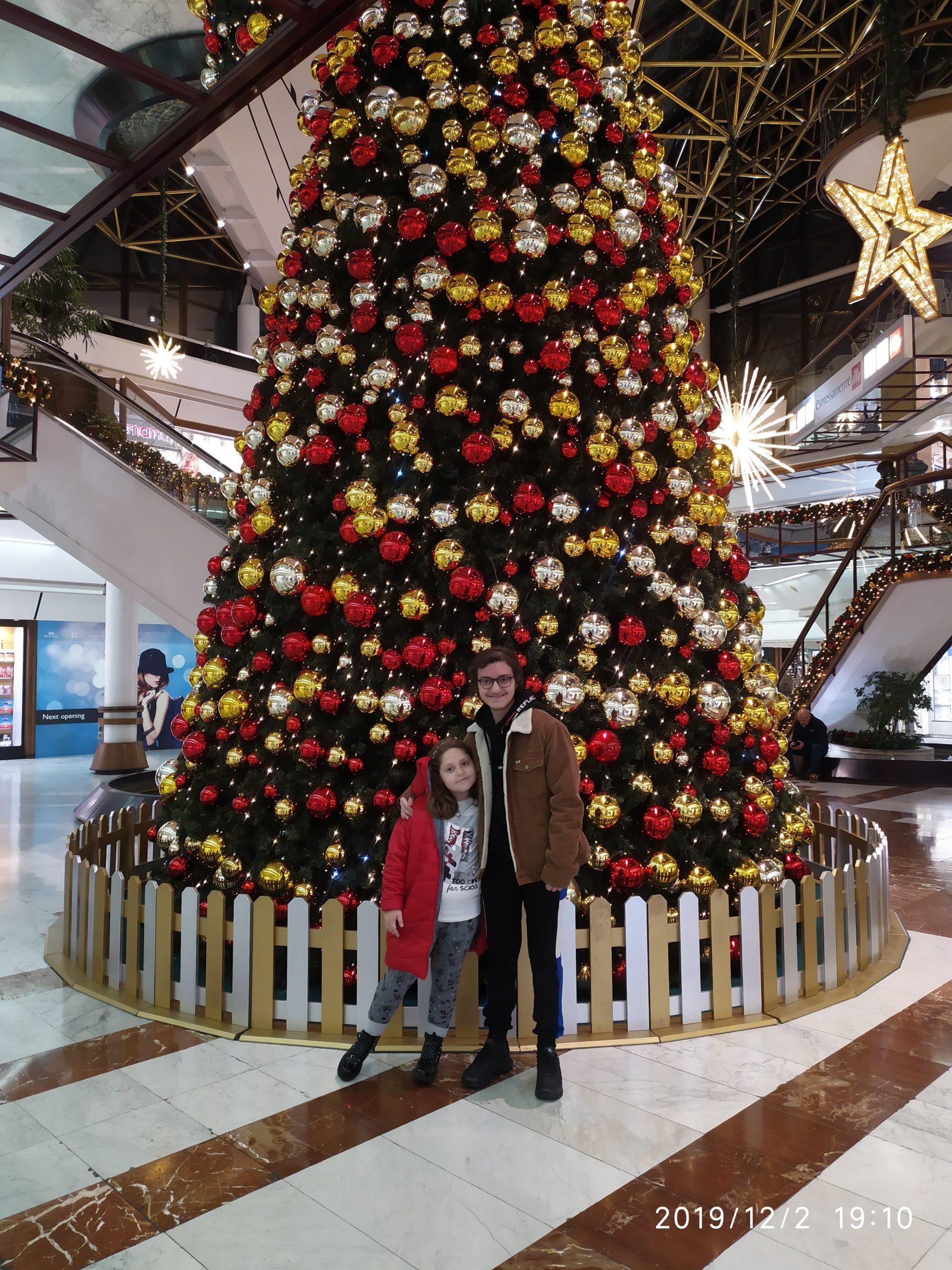 Eugenio e Francesca con albero di Natale Cinecittà 2