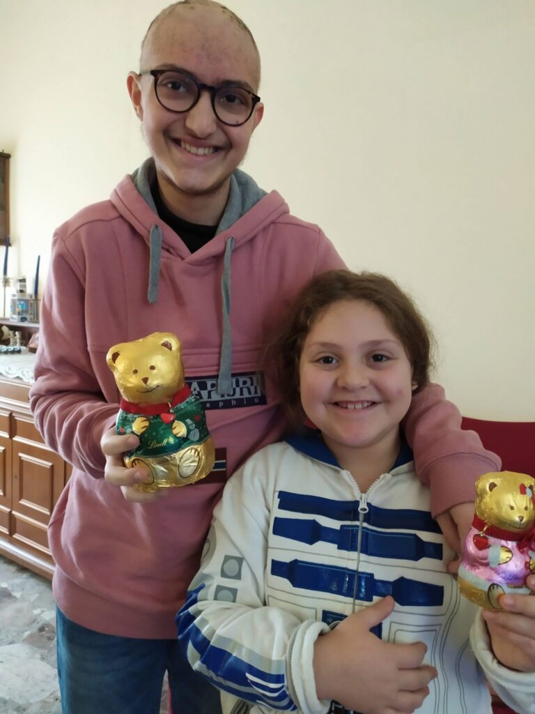 Eugenio e Francesca con orsetto cioccolata