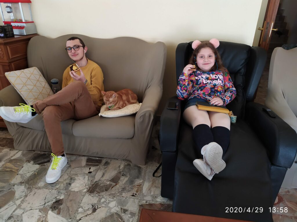 Eugenio e Francesca sul divano