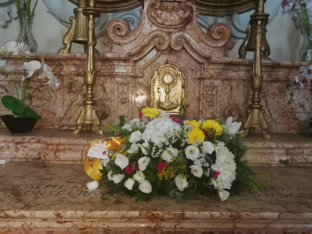 addobbo di fiori in chiesa