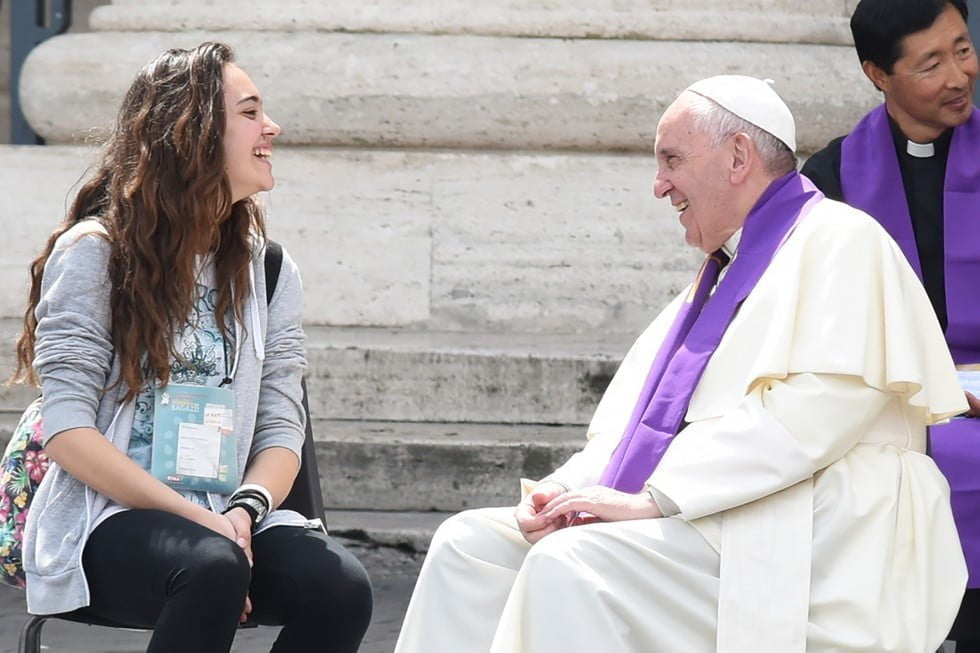 Papa Francesco confessa una ragazza