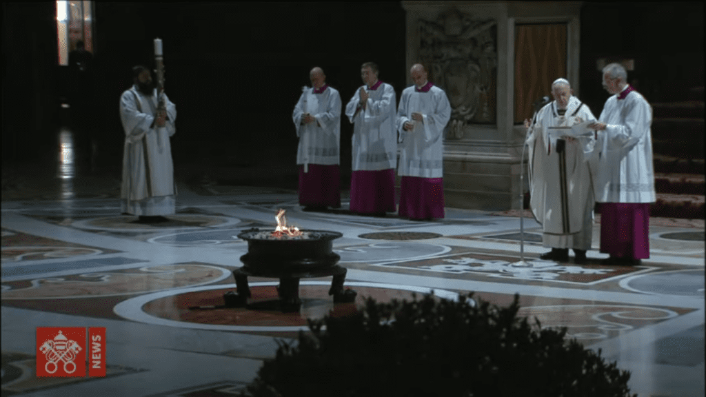 Papa Francesco accende fuoco pasquale