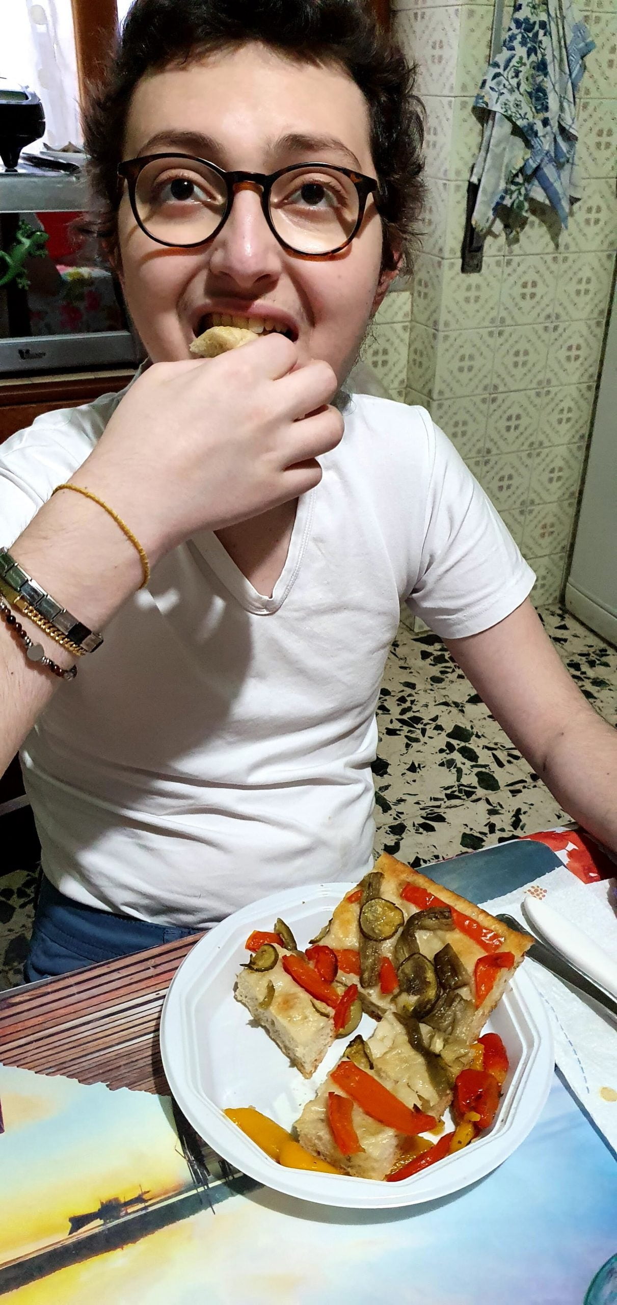 Eugène mange de la pizza