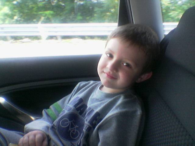 Der kleine Eugene im Auto