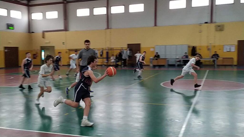 Eugenio vola nel basket