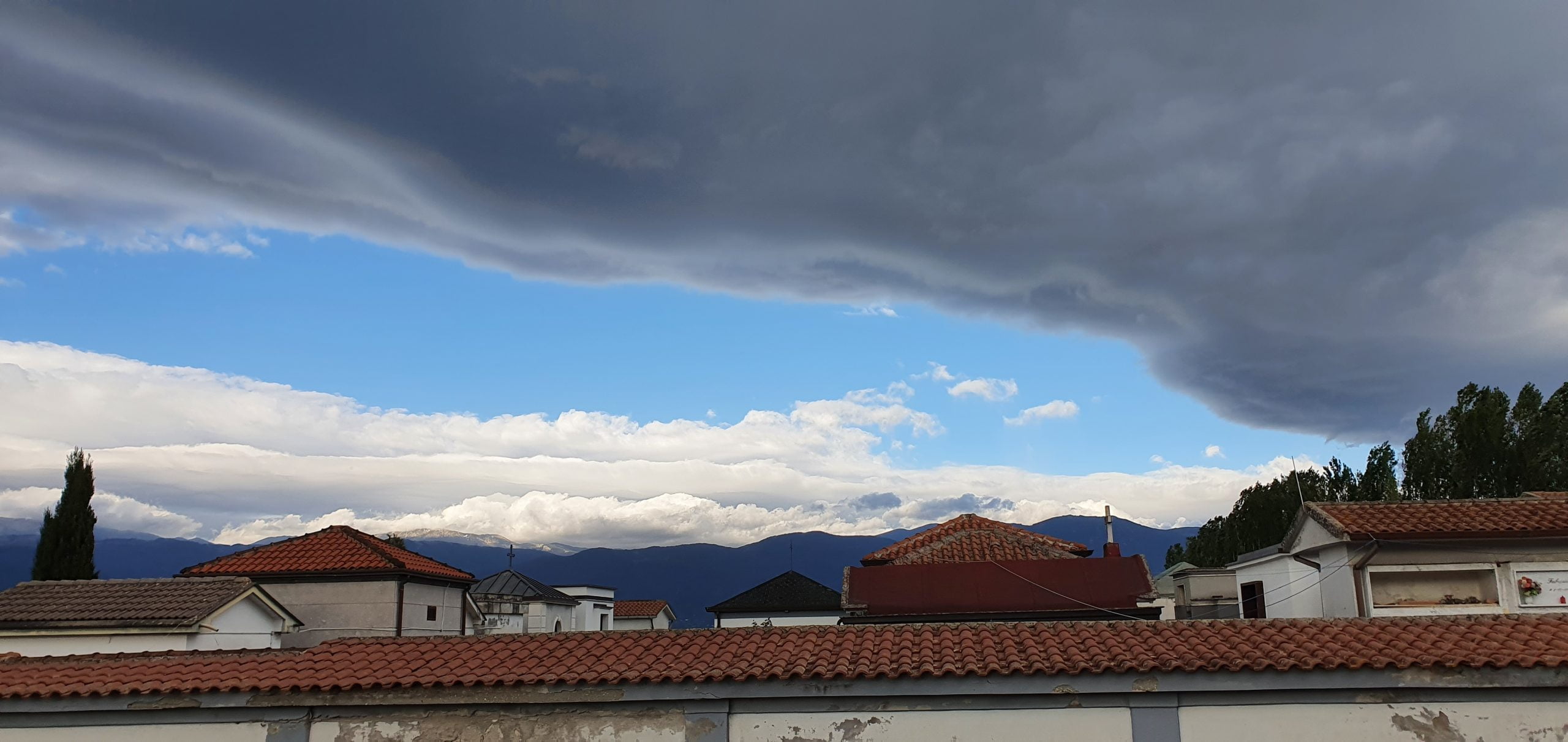 nuvole grigie vicino a casetta di Eugenio
