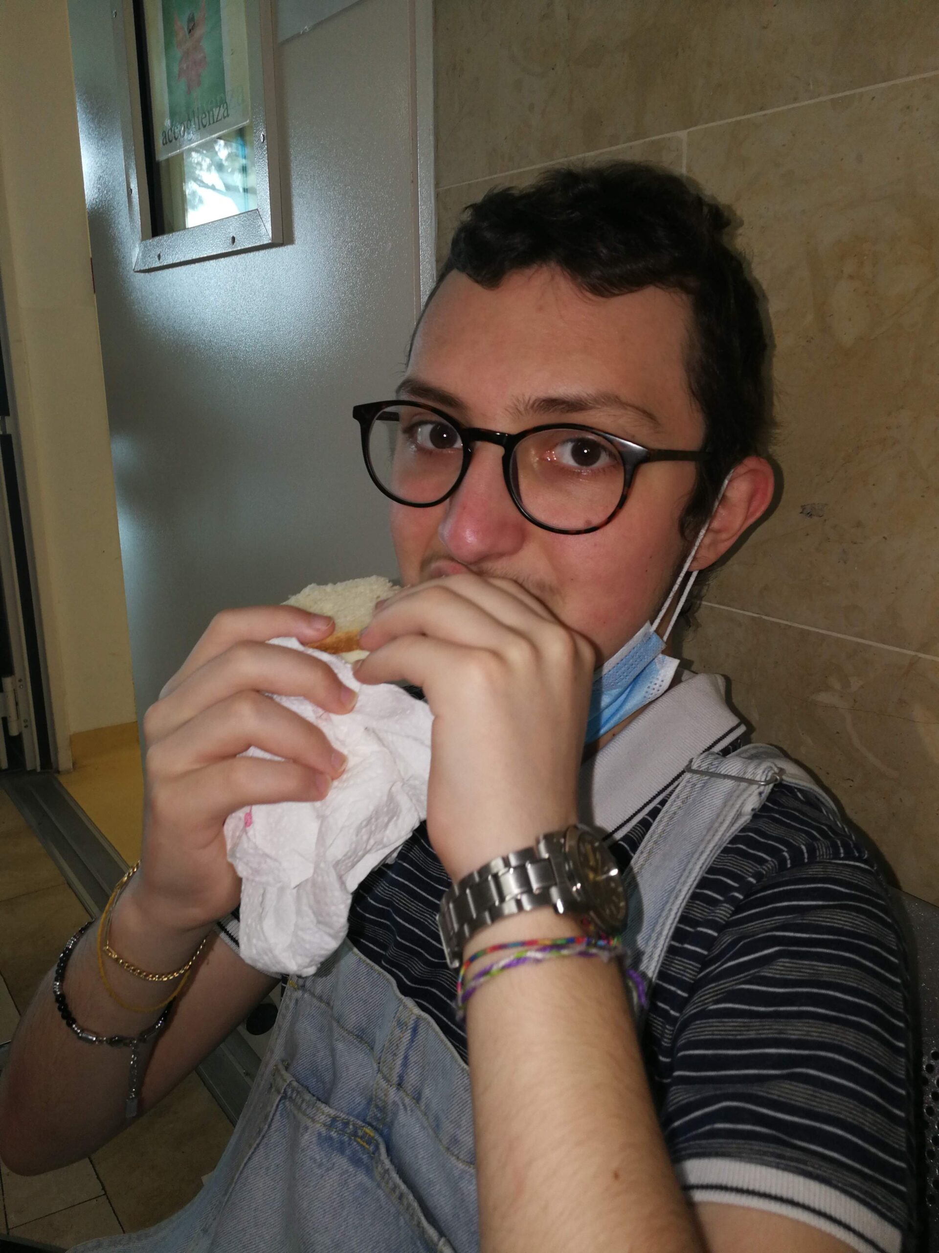 Eugenio mangia panino in attesa OPBG