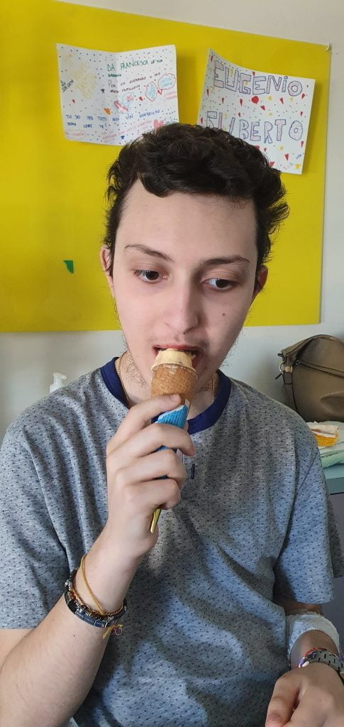 Eugenio mangia il gelato a Perugia