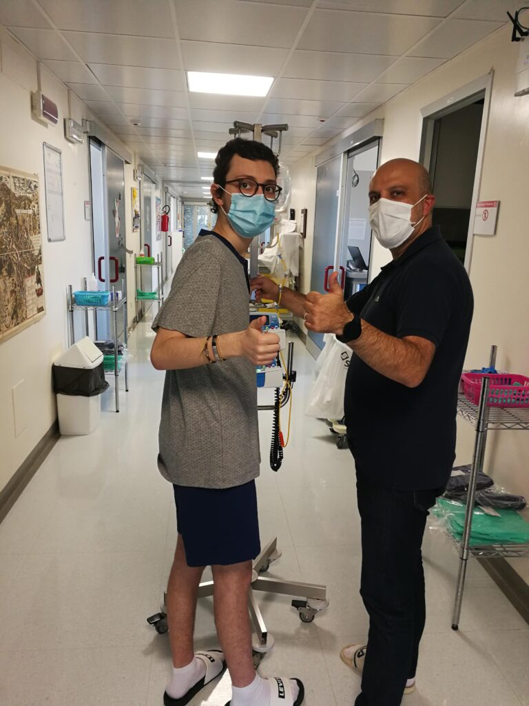 エウジェニオとレミジオがペルージャの病棟を散歩している