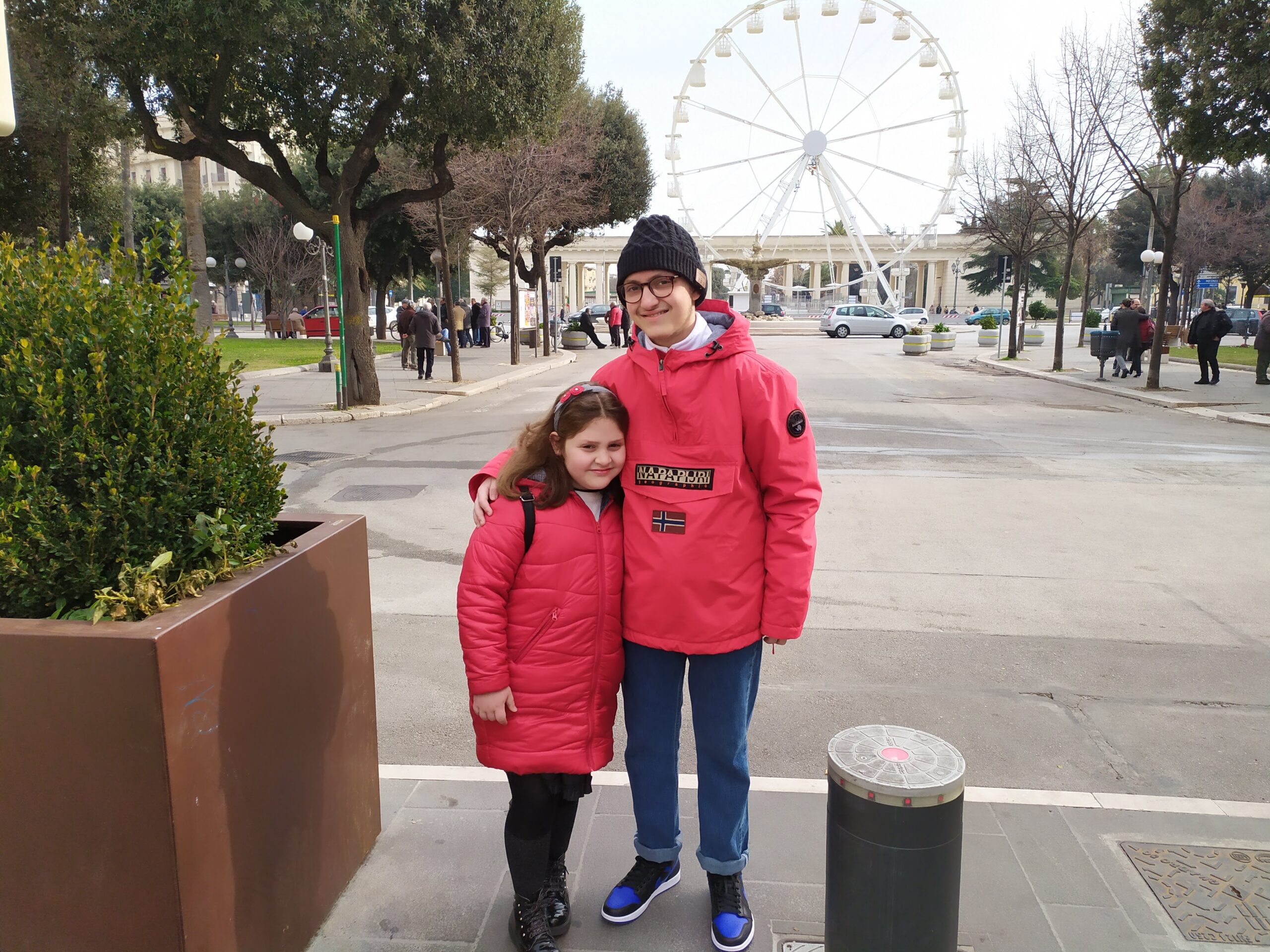 Eugenio y Francesca cerca de la rueda de la fortuna en Foggia