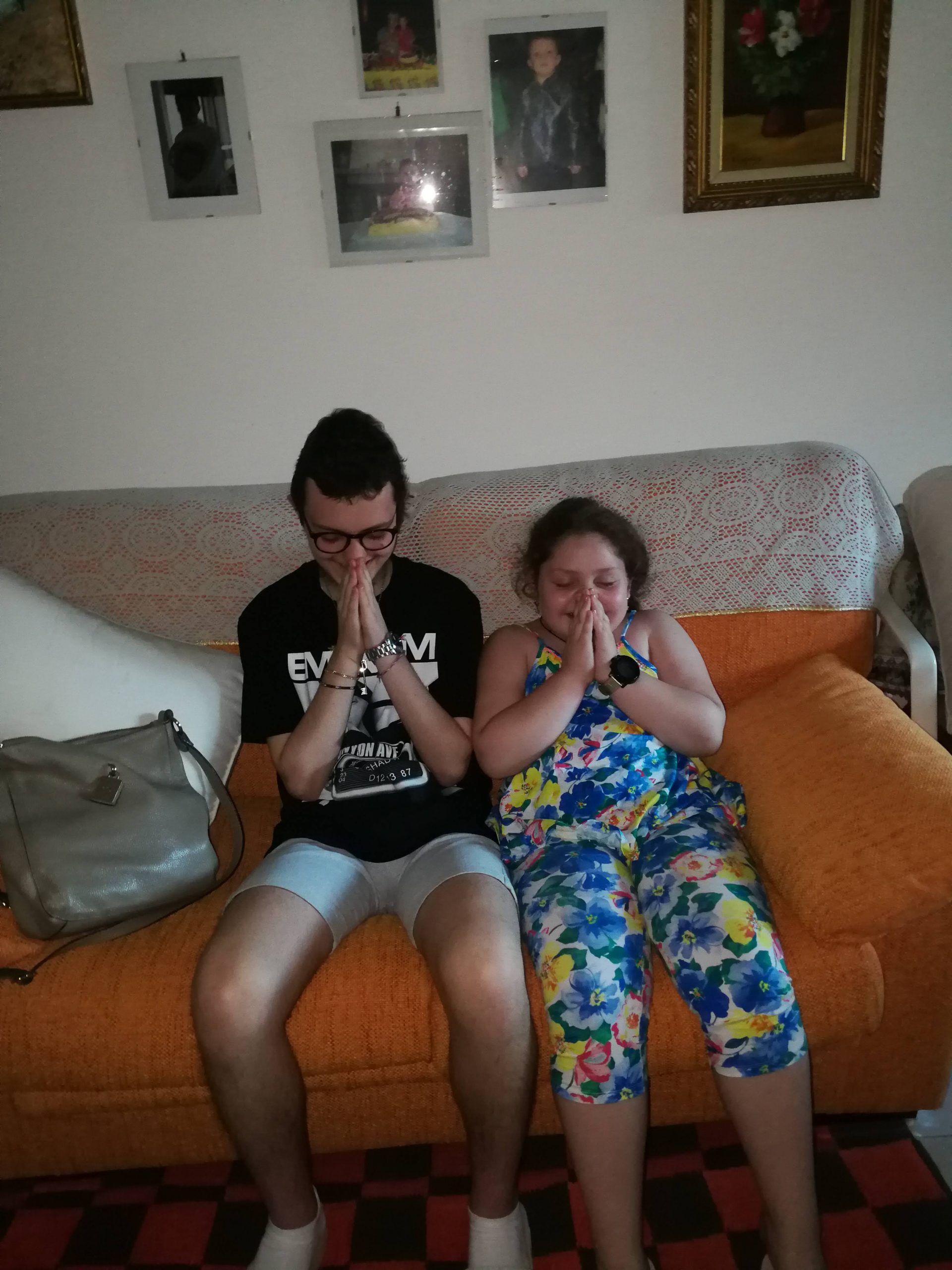 Eugenio e Francesca simulano due angioletti