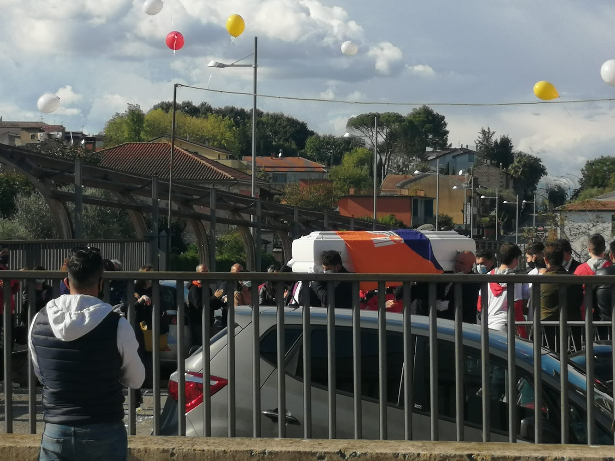 flaga CSI otacza trumnę Eugenio