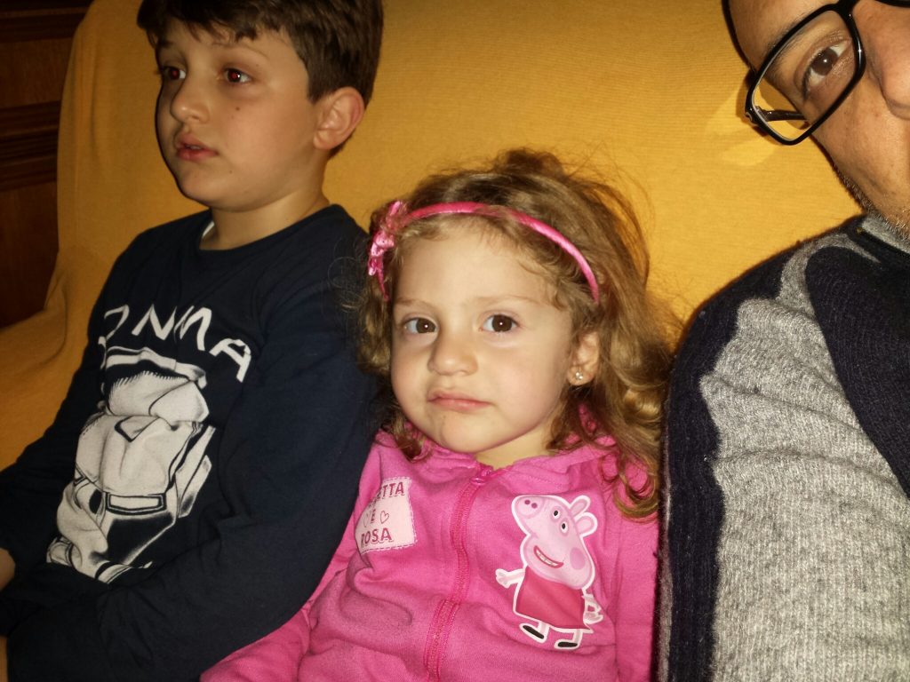 Eugenio, Francesca e Remigio sul divano nel 2014