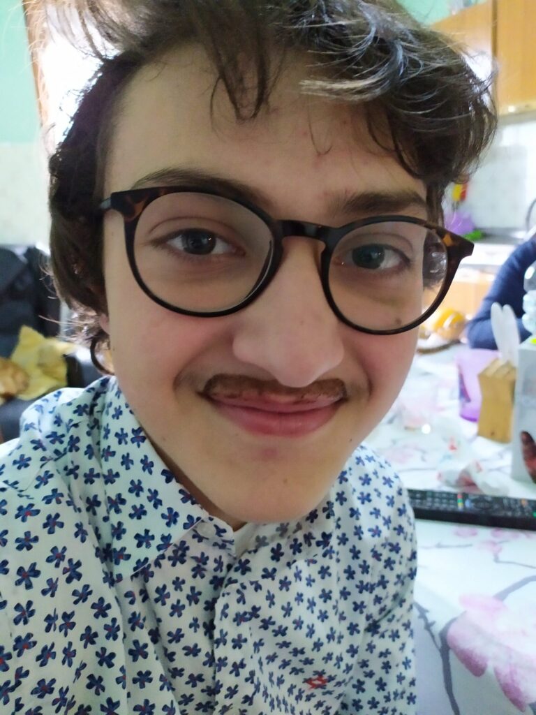 Eugenio com bigode de chocolate