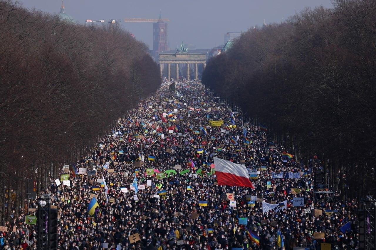 manifestazione porta di Brandeburgo per la pace in Ucraina
