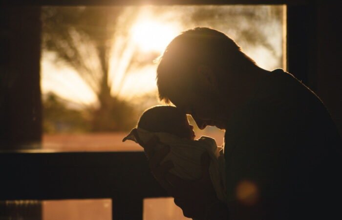 amore padre verso il neonato