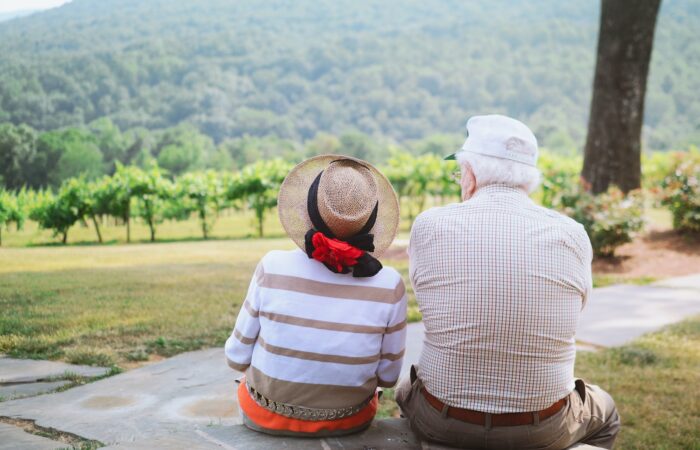 anziani guardano la campagna