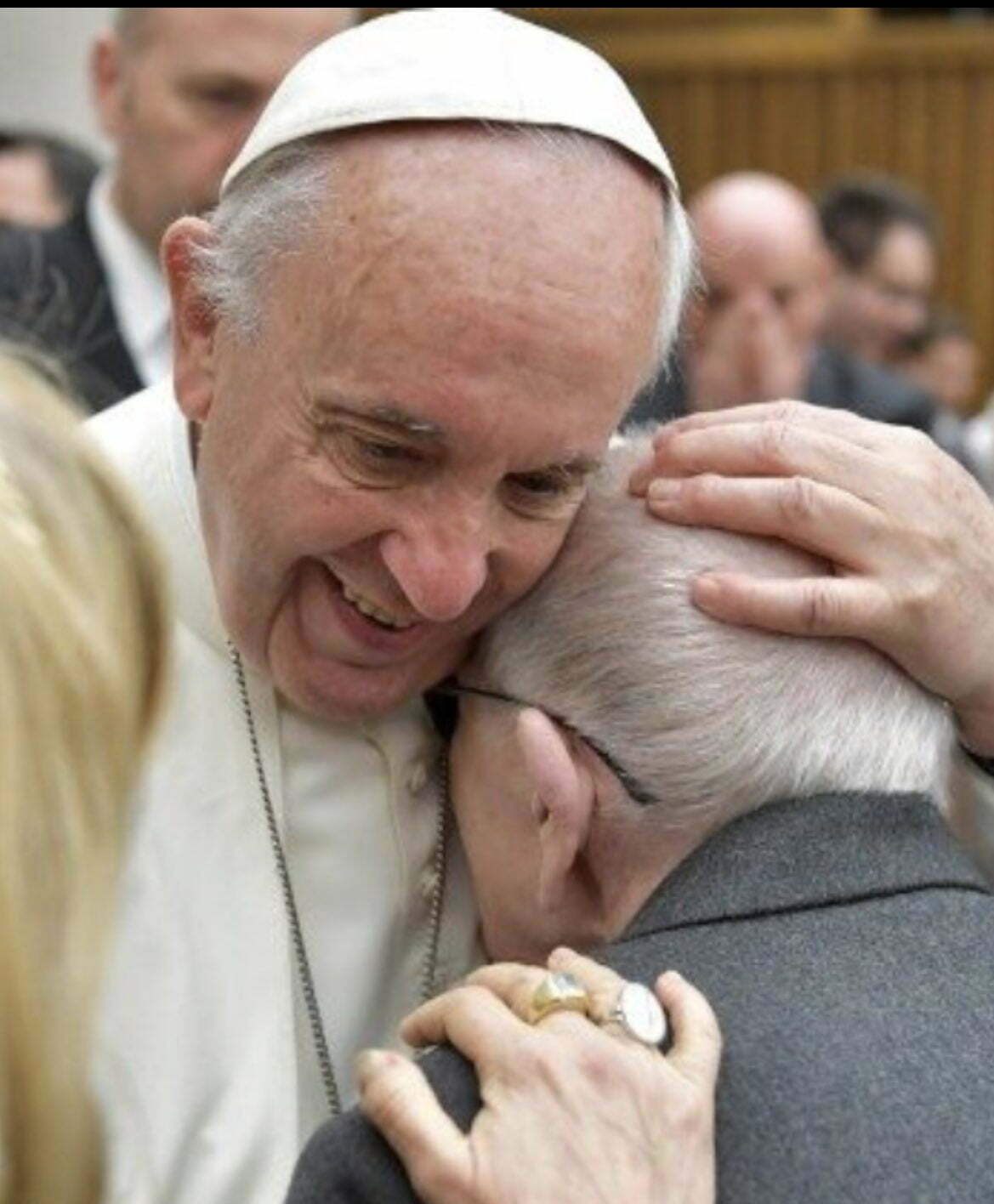 Papa Francesco abbraccia anziano