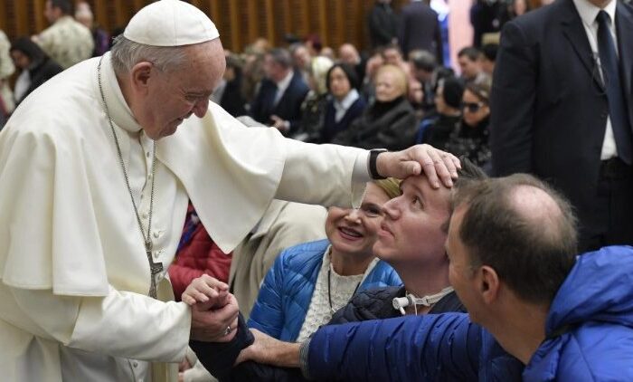 Francisco acaricia um doente durante audiência geral na Sala Paulo VI (Vatican Media)