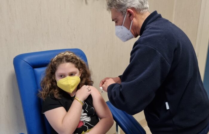 Francesca riceve la prima dose vaccino covid19