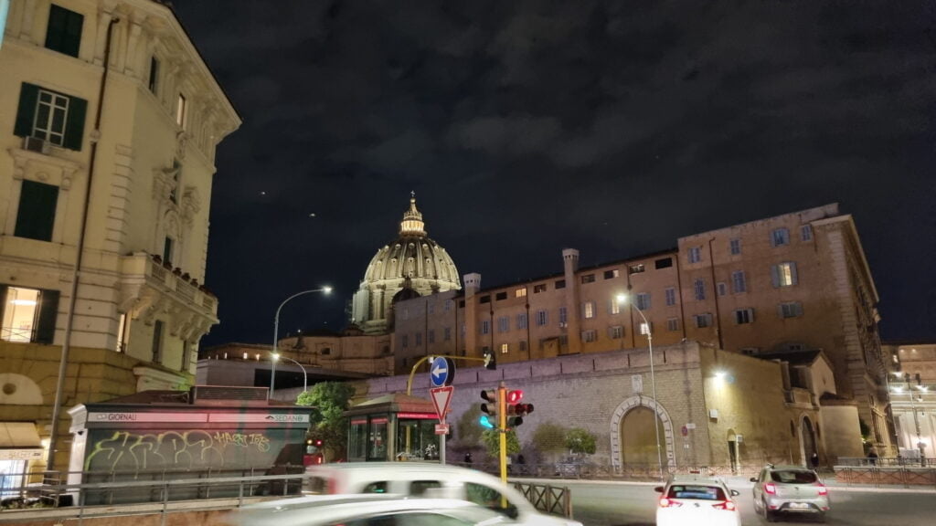 a cúpula de San Pietro vista da via delle Fornaci