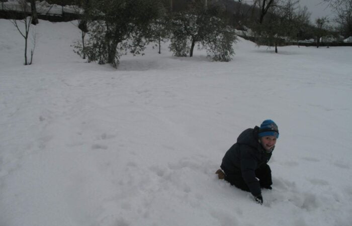 Eugenio gioca con la neve a Maiorano