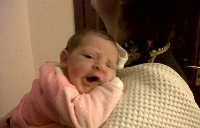 Francesca recién nacida bosteza