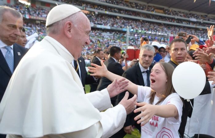 Papa Francesca abbraccia ragazza