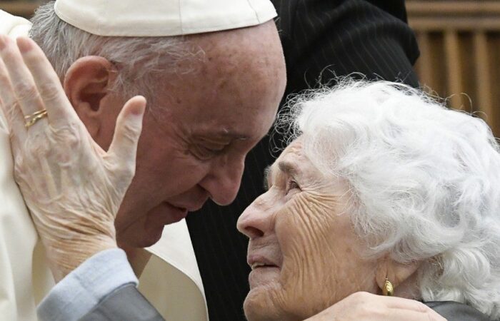 Papst Franziskus umarmt alte Frau