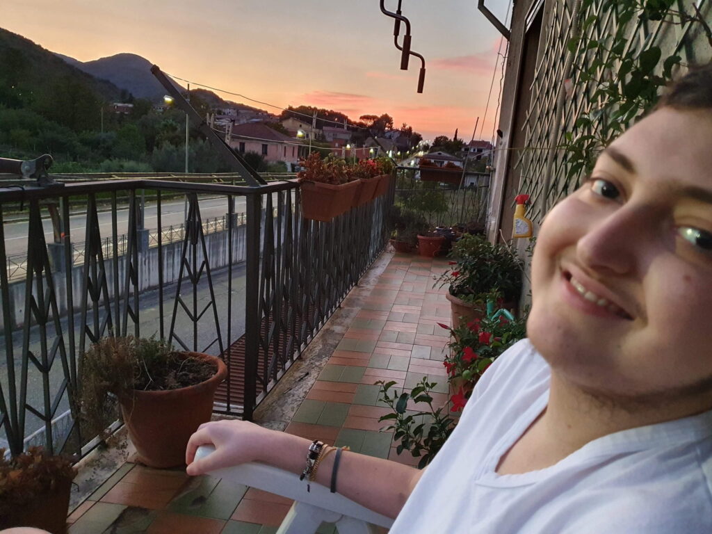 Eugenio na slnku na balkóne