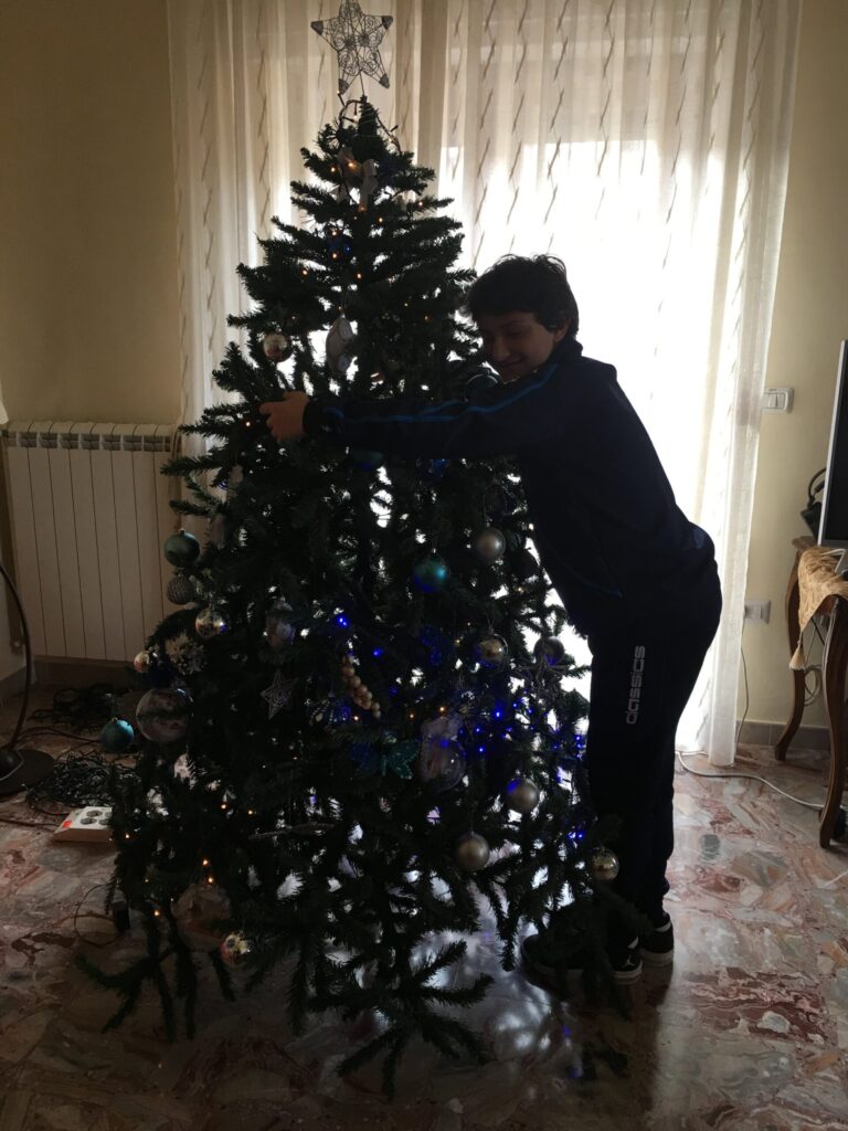 Eugenio abbraccia albero di Natale: arriva Natale