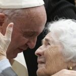 Le pape François embrasse une vieille femme