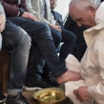 Papa Francesco lava i piedi